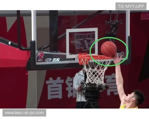 篮球规则解析：篮下干扰球的判定标准详解